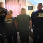 Правоохоронці під час затримання в Ковелі жінки, яку підозрюють у державній зраді