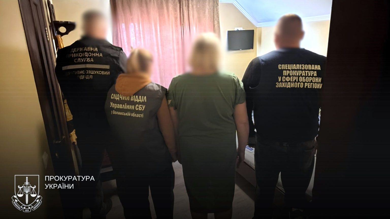 Правоохоронці під час затримання в Ковелі жінки, яку підозрюють у державній зраді