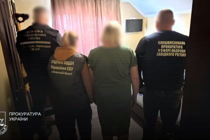 Правоохоронці під час затримання в Ковелі жінки, яку підозрюють у державній зраді