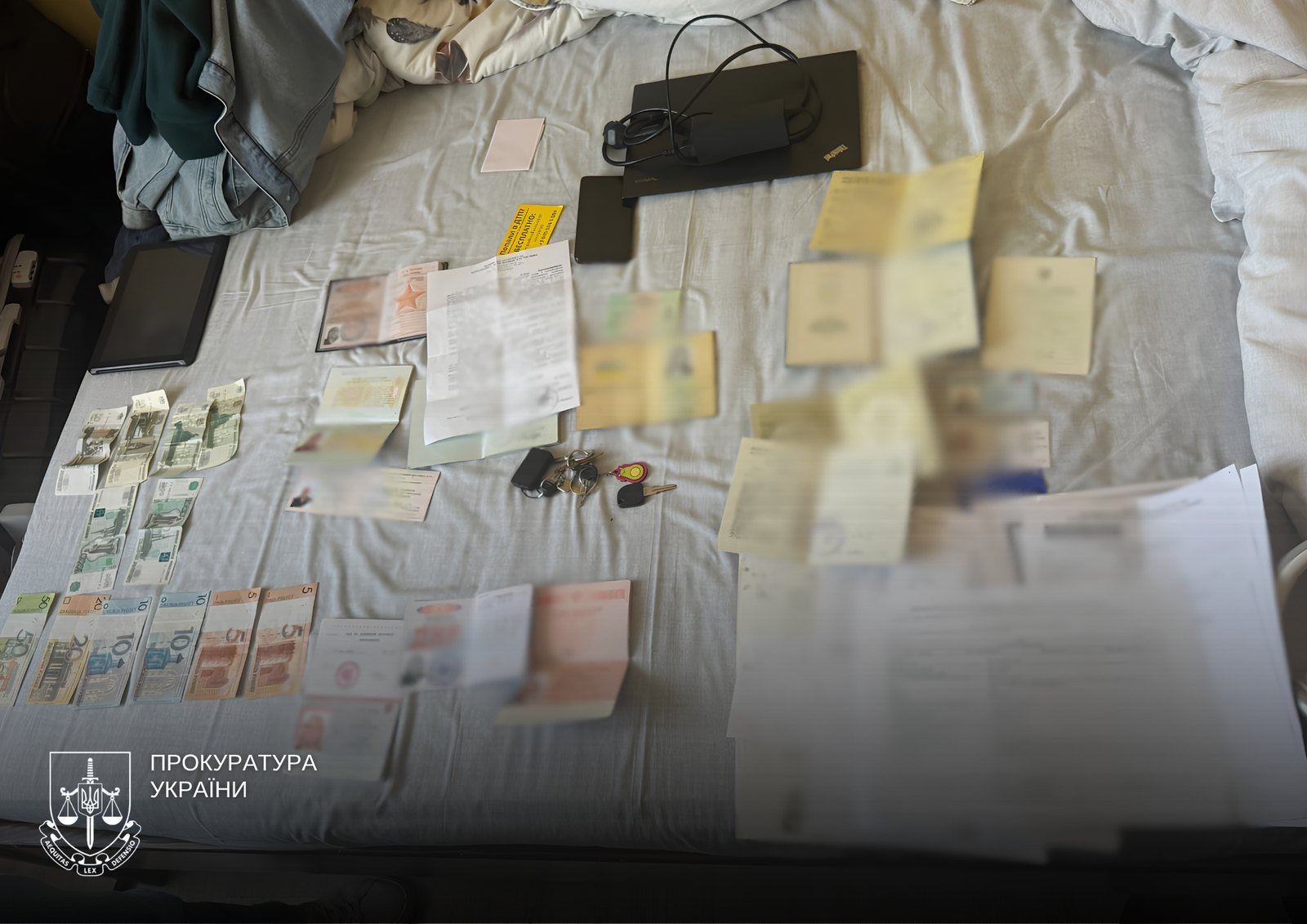 Документи рф, гроші й ноутбук, вилучені під час обшуку в готелі в Ковелі