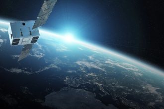 Ілюстрація: супутник OBRIA NANO з розкритими сонячними панелями на орбіті над нічною Землею
